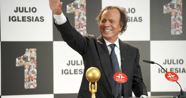 Foto: Julio Iglesias, recibiendo un premio en Madrid. (Getty)