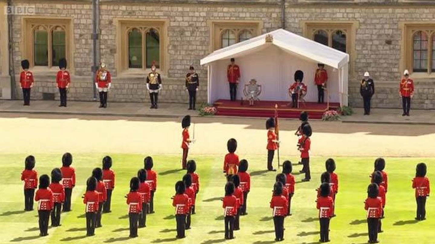 Isabel II y el duque de Kent observando el desfile militar. (BBC)