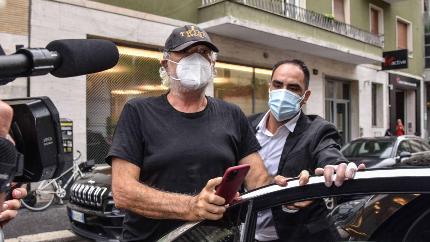 Flavio Briatore, saliendo del hospital en Milán. (EFE)