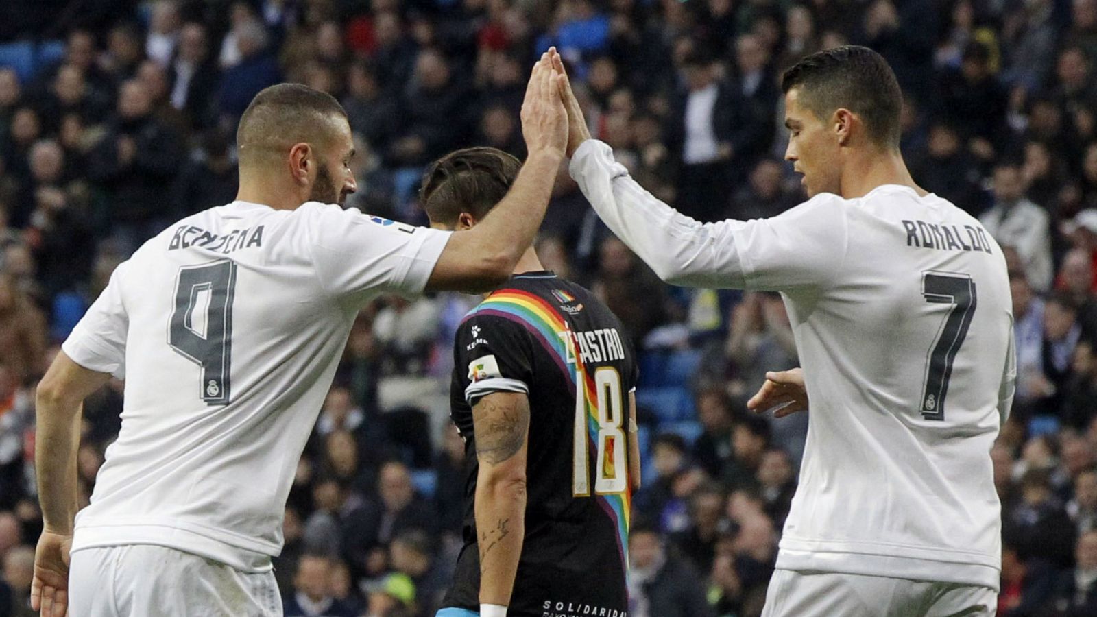 Foto: Benzema y Cristiano Ronaldo celebran uno de los 10 goles que el Real Madrid endosó al Rayo Vallecano. (EFE)