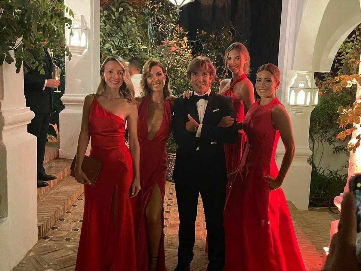 Foto: El Cordobés con Virginia Troconis y unas amigas en la boda de Francisco de Borbón. (IG)