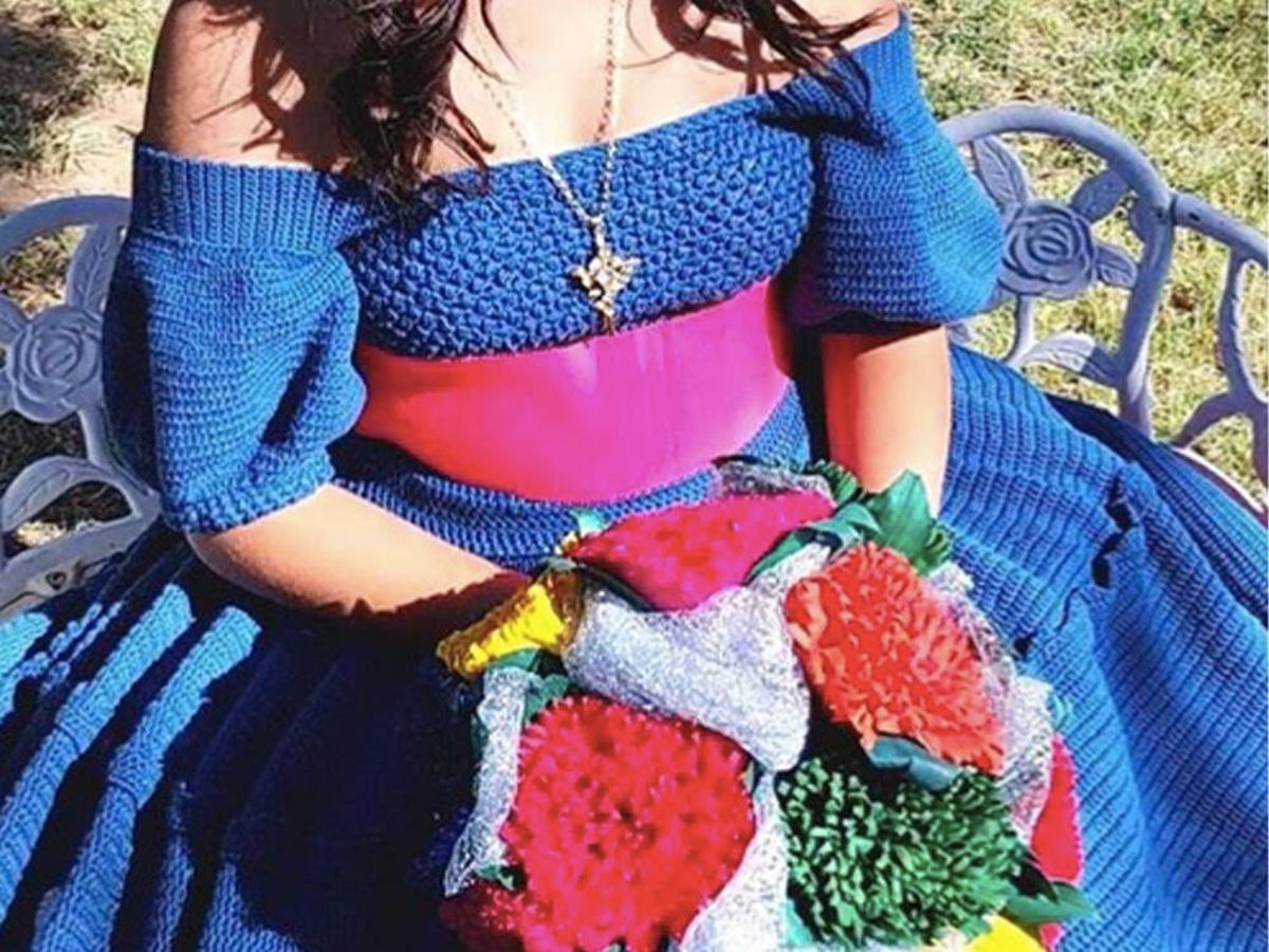 Foto: Una adolescente teje el vestido para su fiesta de los 15 años y se hace viral en TikTok (Instagram @noemi_m.142)