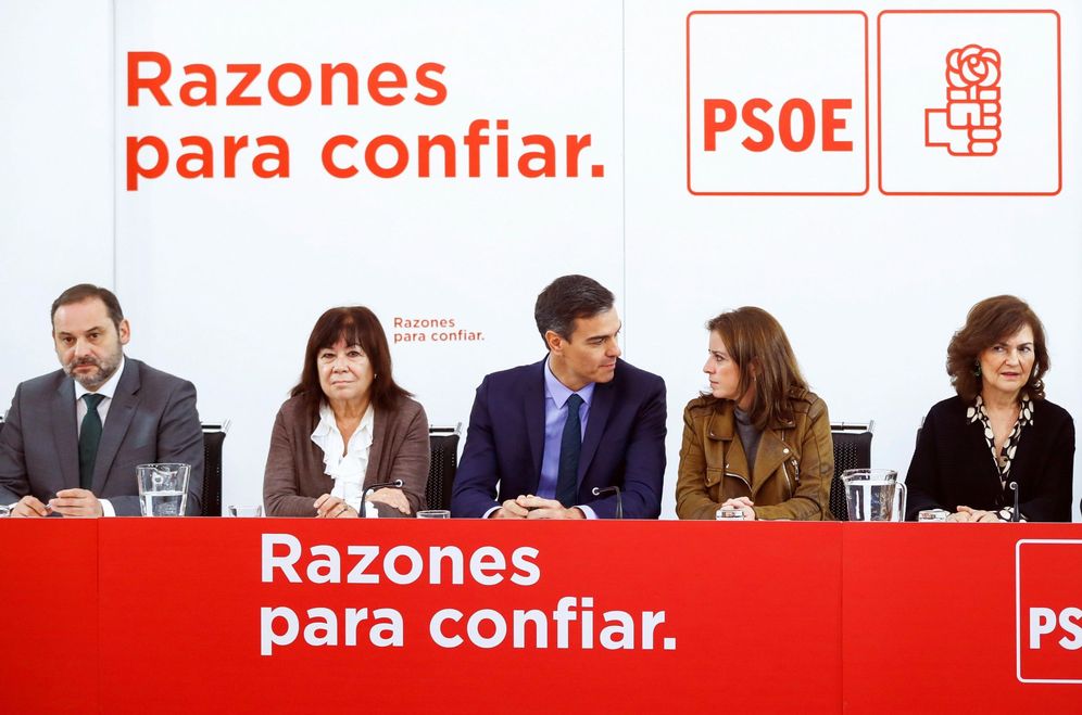 Foto: Pedro Sánchez, flanqueado por José Luis Ábalos, Cristina Narbona, Adriana Lastra y Carmen Calvo, este 4 de diciembre. (EFE)