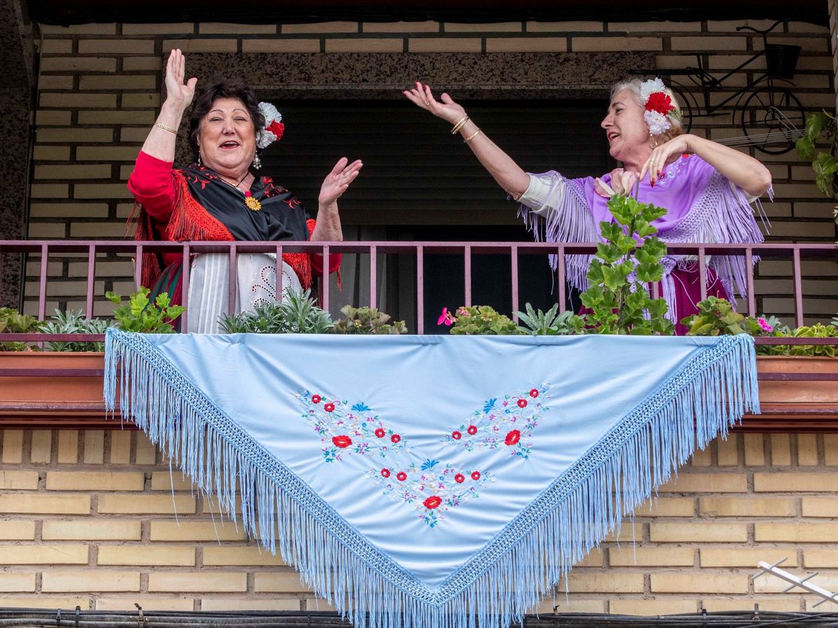 Foto: Dos vecinas celebran las Fiestas de Primavera de Murcia (EFE)