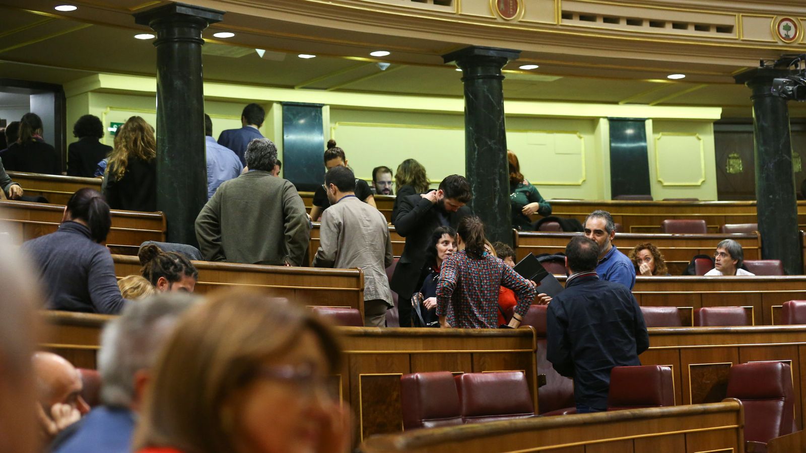 Foto: Los diputados de Podemos abandonan el hemiciclo durante el minuto de silencio. (Reuters)