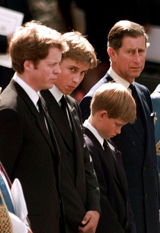 Charles Spencer junto a Guillermo, Harry y Carlos III en el funeral de Diana. (Reuters)