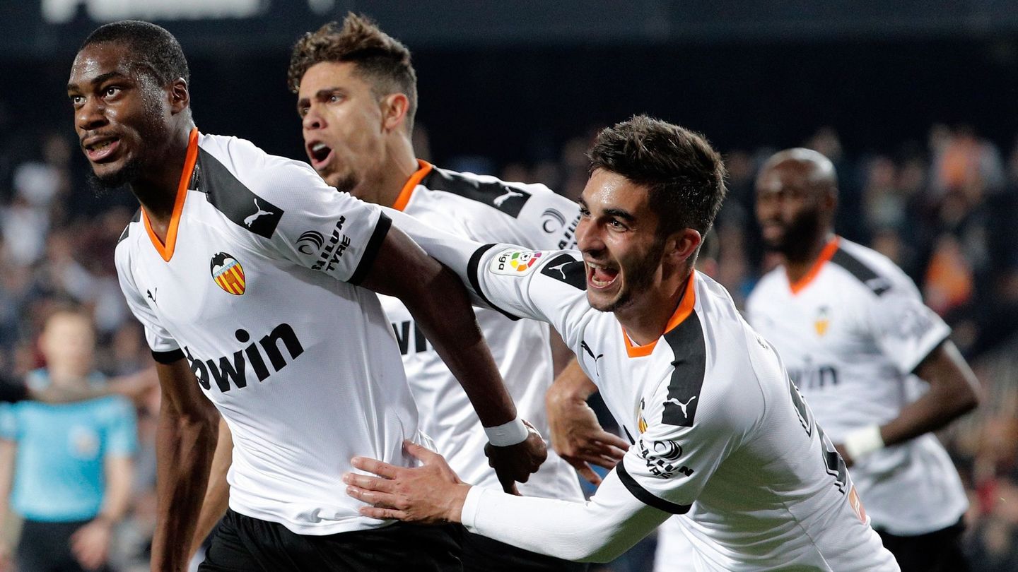 Los jugadores del Valencia celebran el segundo gol de Kondogbia. (EFE)