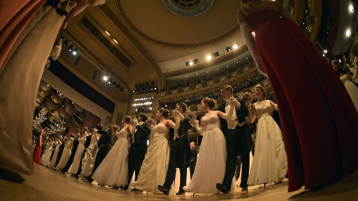 Debutantes en el tradicional baile en Viena el año pasado. (EFE)