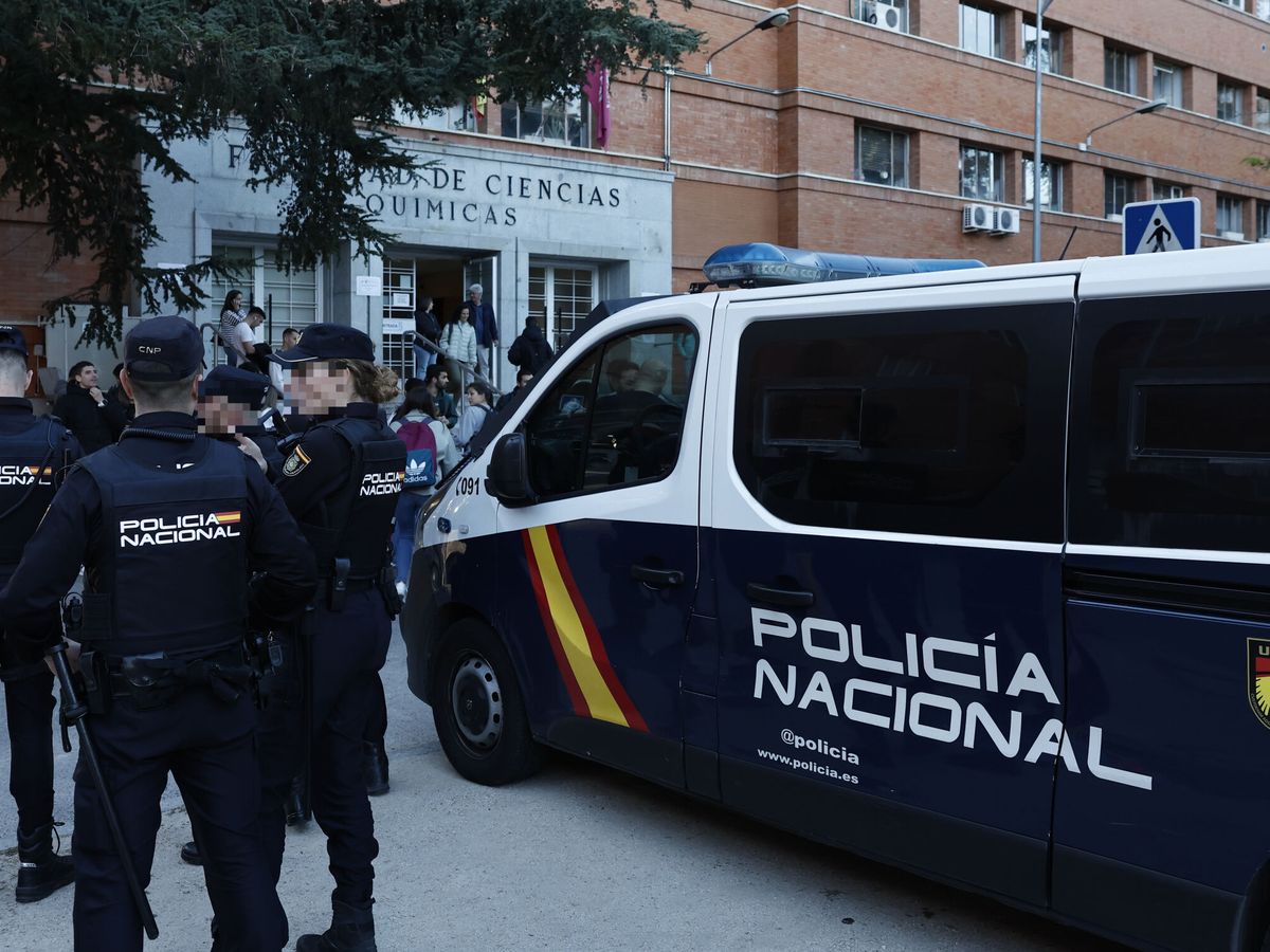 Foto: La Policía Nacional informa de la convocatoria para esta prueba de la oposición para el cuerpo. (EFE / Sergio Pérez)