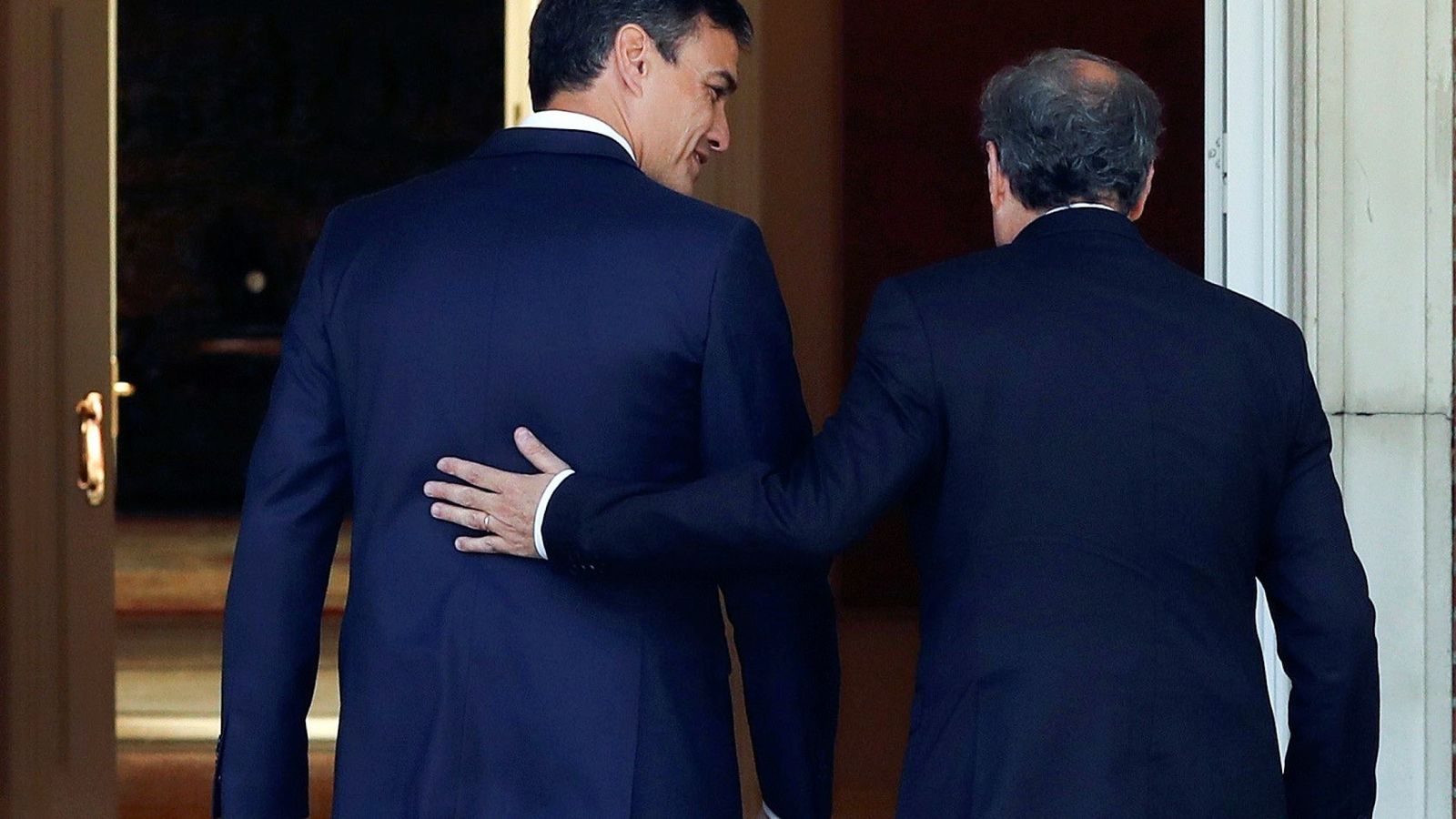 Foto: El presidente del Gobierno, Pedro Sánchez, y el 'president' de la Generalitat, Quim Torra, se saludan antes de la reunión. (EFE)