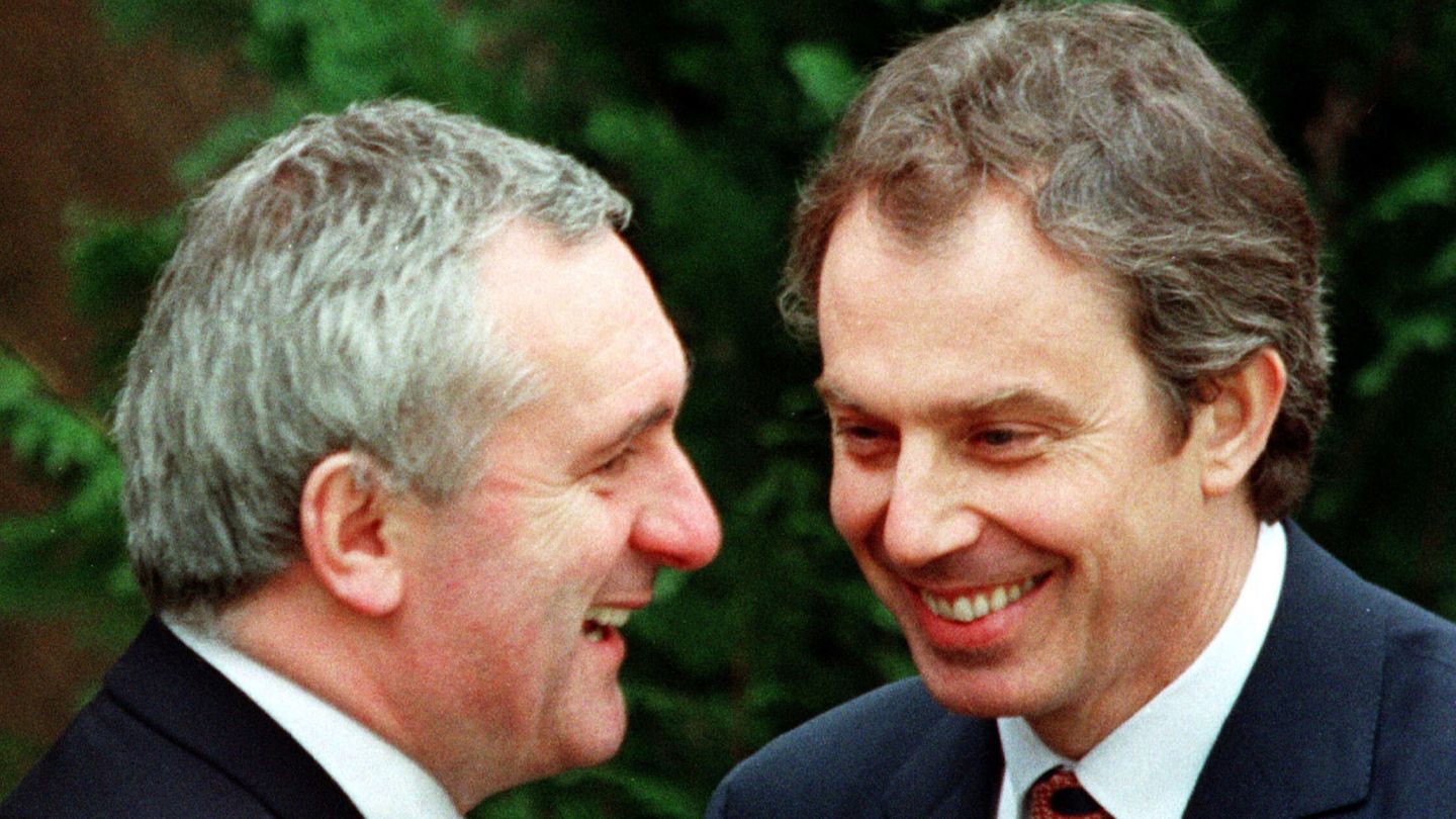 El exprimer ministro británico, Tony Blar, y su homólogo irlandés, Bertie Ahern, en 1998. (Imagen de archivo)