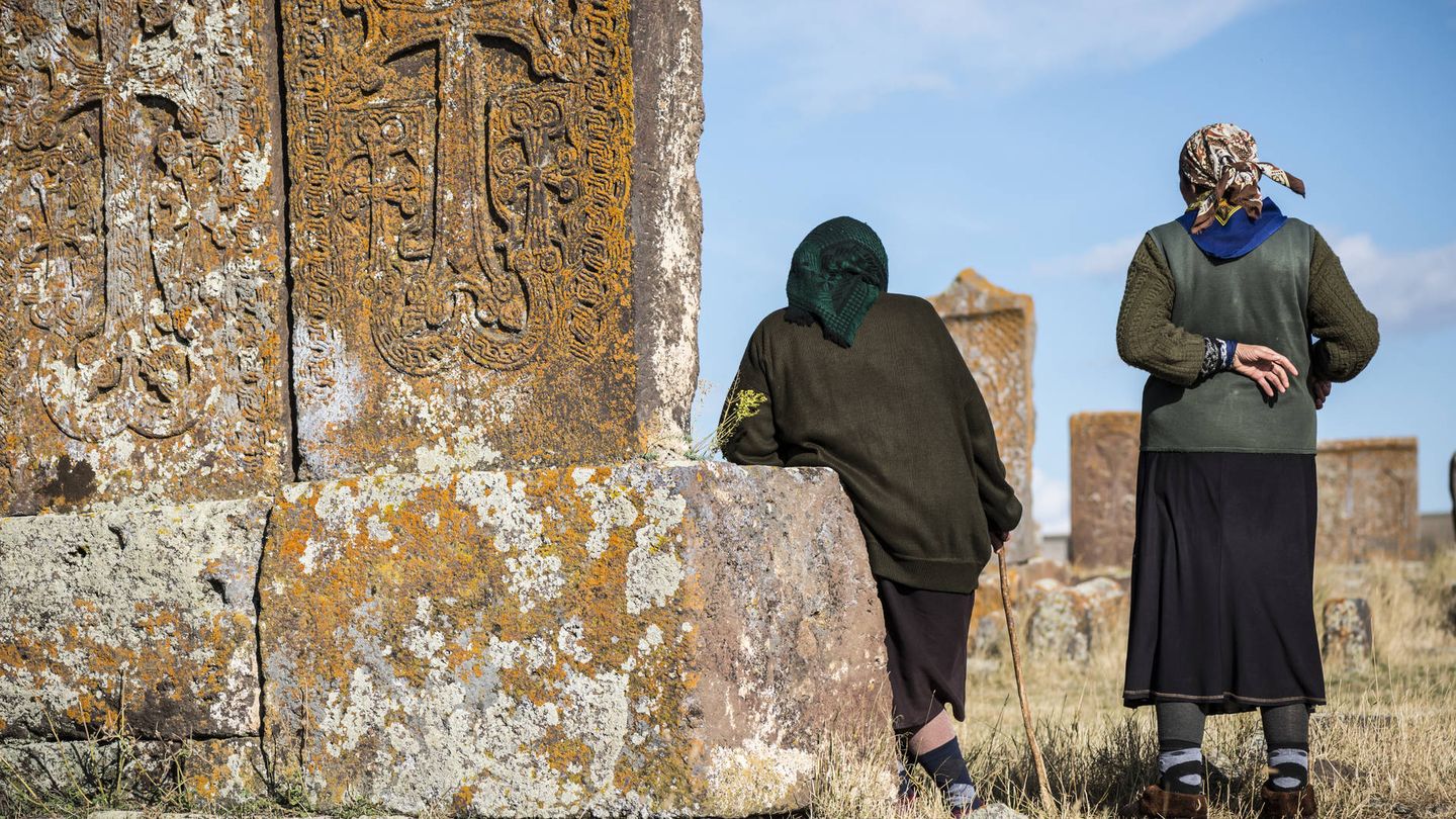 Dos mujeres, en un cementerio medieval de Armenia.