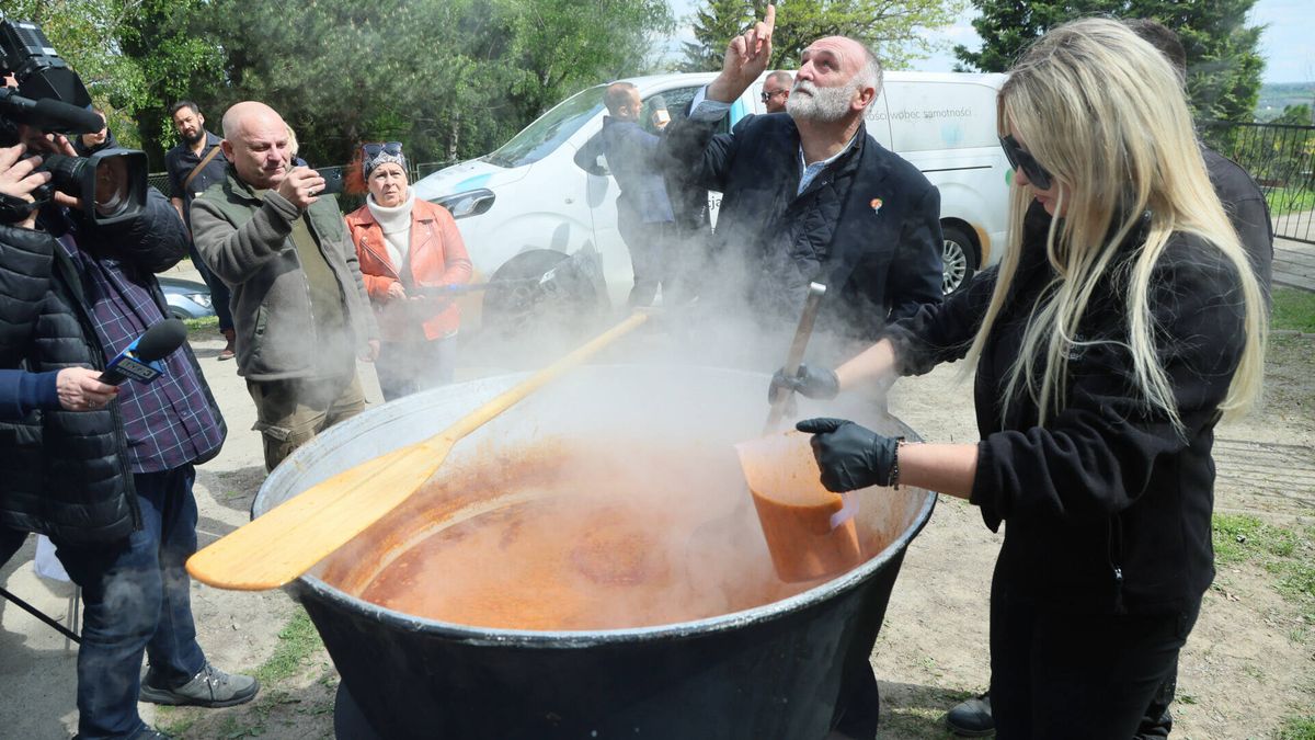 Un adiós conmovedor: el chef José Andrés, desolado en el funeral de uno de sus voluntarios fallecidos en Gaza