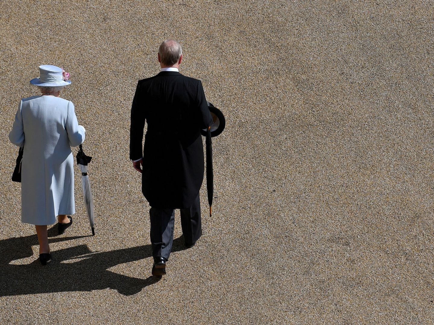 La reina Isabel y el príncipe Andrés, en una imagen de archivo. (Reuters)