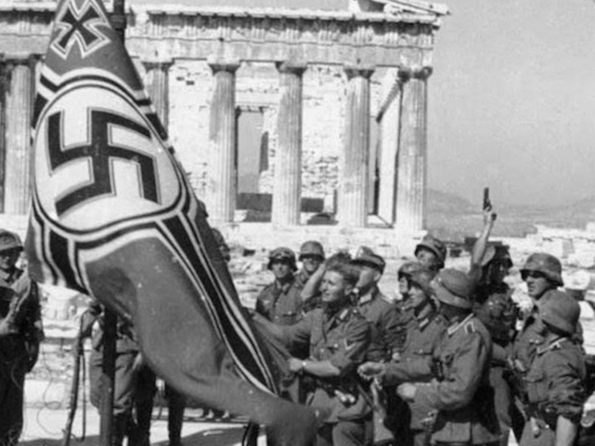 Foto: Tropas alemanas izan la bandera nazi en la Acrópolis de Atenas (Grecia) en 1941