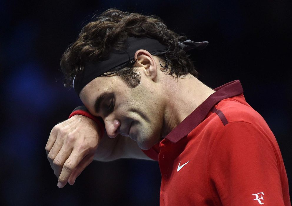 Foto: Roger Federer se retira antes de jugar la final del Masters de Londres por problemas en la espalda.