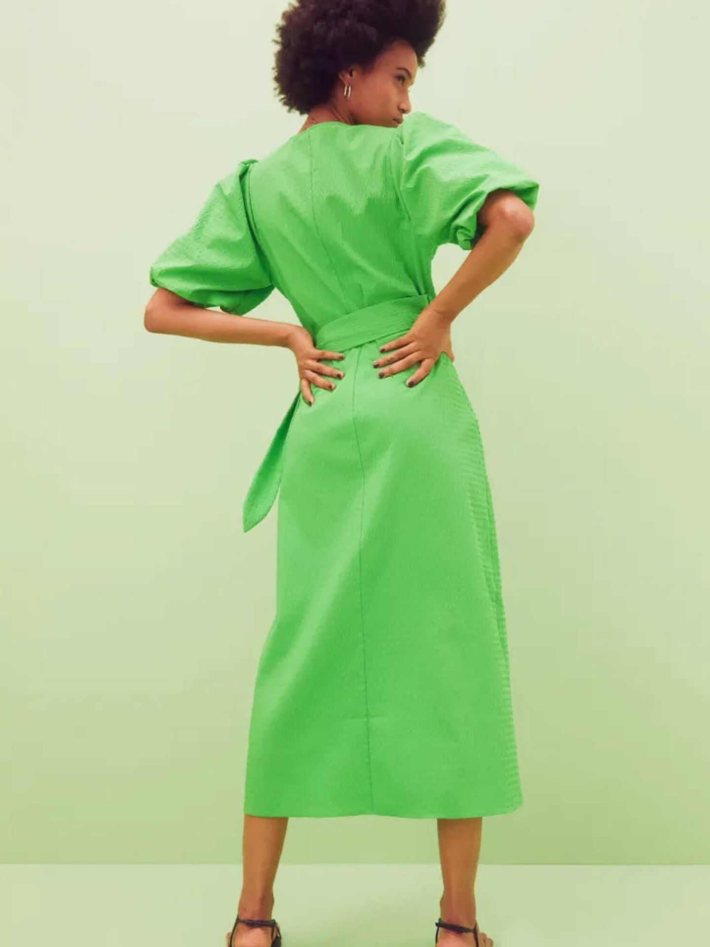 Lista de espera por este vestido verde cruzado de HyM. (Cortesía)