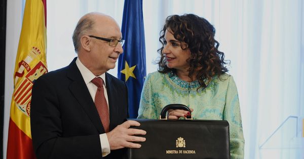 Foto: La nueva ministra de Hacienda, María Jesús Montero, recibe la cartera de la que es titular de manos del ministro saliente, Cristóbal Montoro. (EFE)