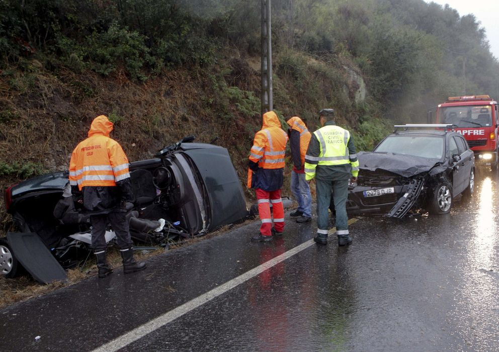 Foto: Colisión de coches en una carretera de Ourense en la que fallecieron dos personas (Efe)