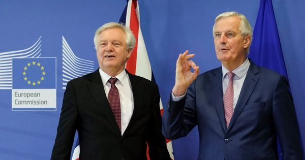 Foto: El jefe negociador de la UE para el Brexit, Michel Barnier (d), recibe al ministro para la salida del Reino Unido de la UE, David Davis. (EFE)