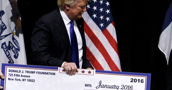 Foto: Donald Trump, con un talón de su fundación (Reuters/Rick Wilking)