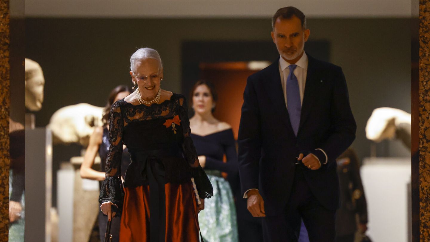La reina Margarita junto a Felipe VI en la cena en honor a la monarca danesa durante el viaje oficial de los Reyes al país. (EFE/Juanjo Martín) 