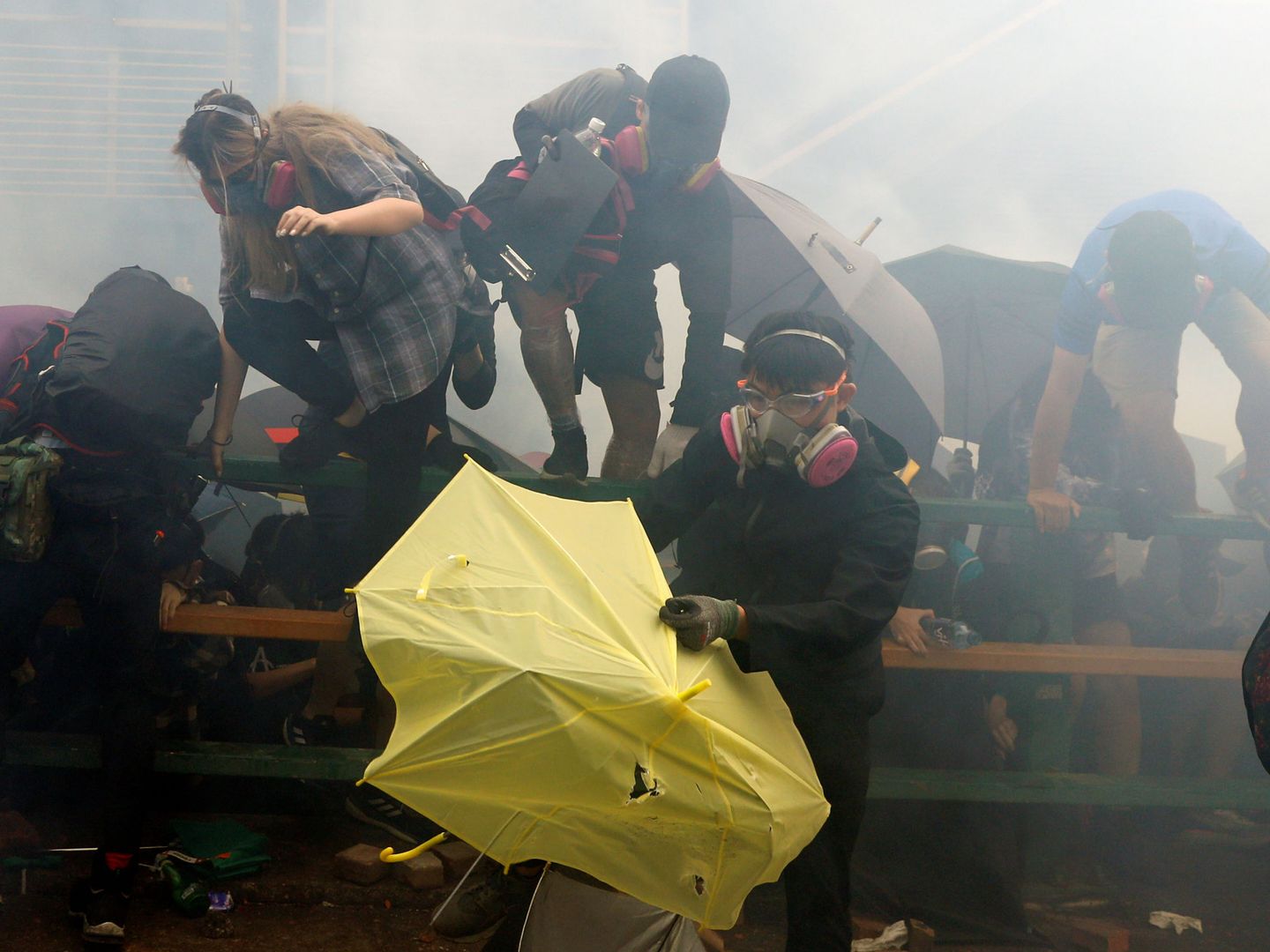 Lanzamiento de gas lacrimógeno contra los manifestantes. (Reuters)