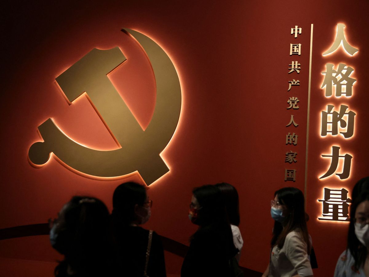 Foto: Visitantes en una exposición sobre el Partido Comunista chino. (Reuters/Tingshu Wang)