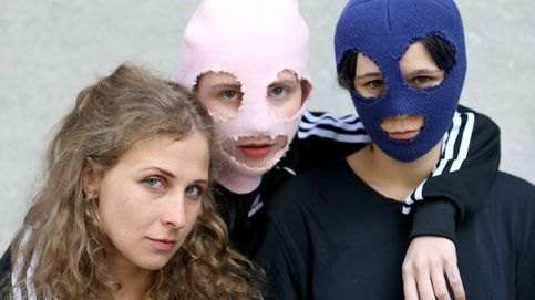 La fuga de película de la líder de la banda Pussy Riot: escapa de Rusia disfrazada de 'rider'