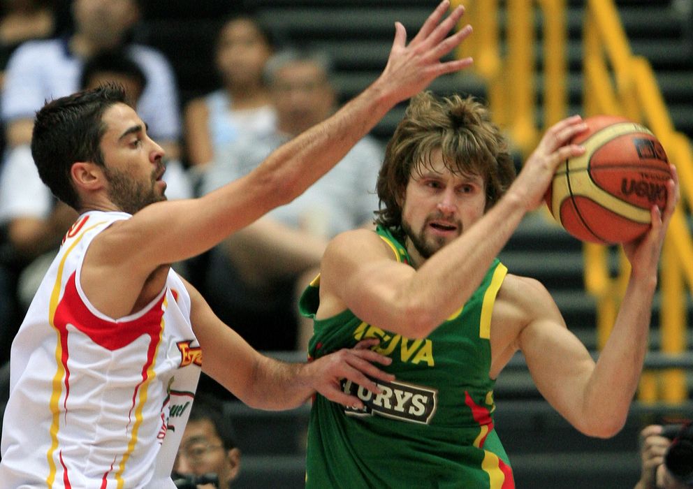 Foto: Spain's Navarro defends Lithuania's Macijauskas  during their quarter-final game at world basketball championships in Saitama