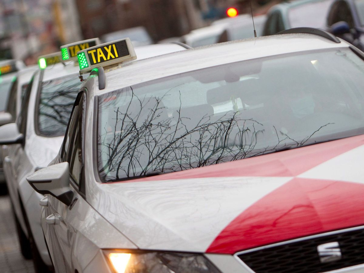 Foto: Detienen a un joven por orinar en un taxi y presumir de ello en Instagram (EFE/Salvador Las)