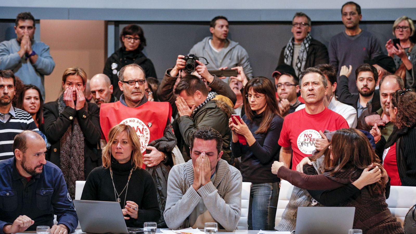 Foto: Reacción de los trabajadores de Radiotelevisión Valenciana segundos antes del corte definitivo. (EFE)