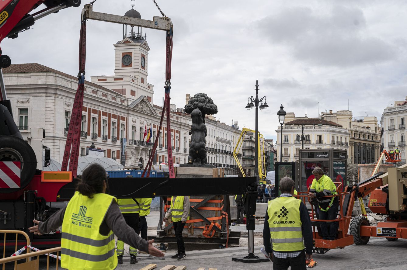 Momento en el que estatua del Oso y el Madroño fueron trasladados a su nueva ubicación. (EFE/Fernando Villar)