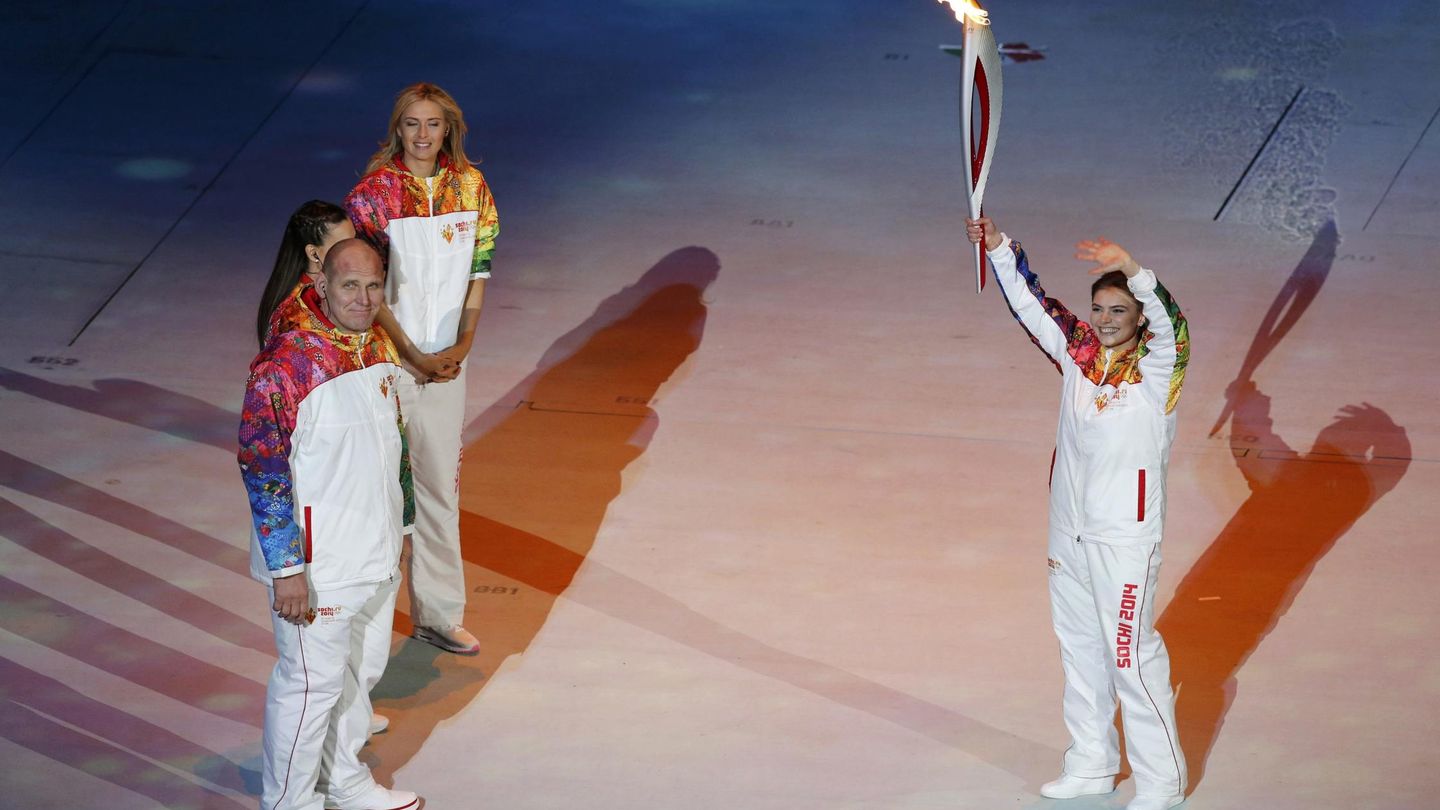 Alina Kabaeva con la llama olímpica durante la ceremonia de apertura de los Juegos Olímpicos de Sochi en 2014.  (REUTERS/Issei Kato)