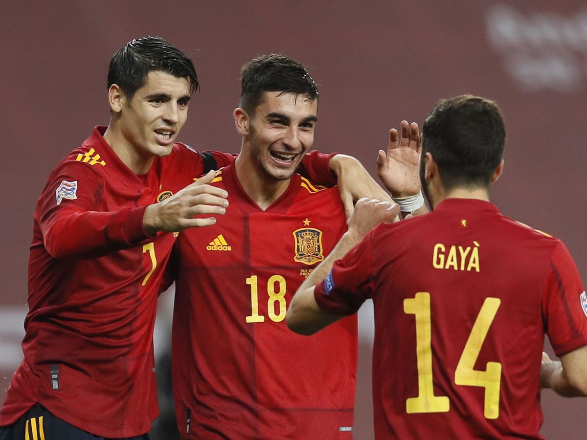 Foto: Morata, Ferran Torres y Gayá celebran un gol con la Selección. (EFE)