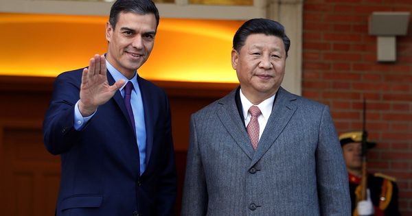 Foto: El presidente del Gobierno Pedro Sánchez, y el presidente chino Xi Jinping, durante su reunión en el Palacio de la Moncloa. (EFE)
