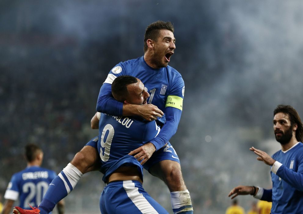 Foto: Los griegos celebran una victoria que les pone muy de cara el pase (Reuters).