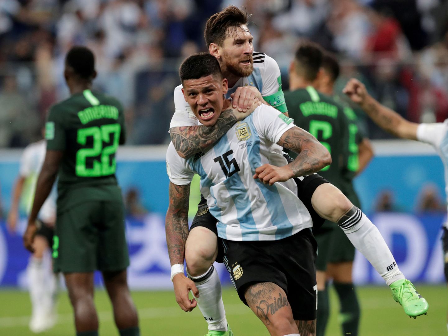 Messi fue el primero que celebró con Rojo el gol de la victoria. (Reuters)