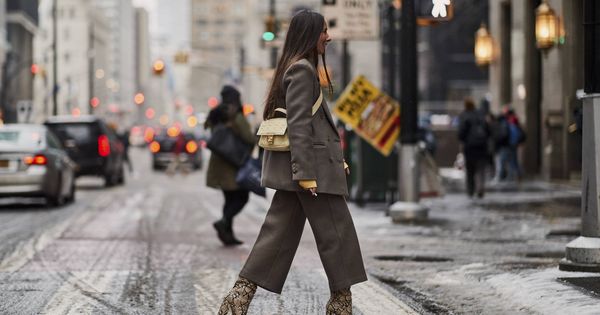 Foto: Una insider pasea con un pantalón culotte. (Imaxtree)