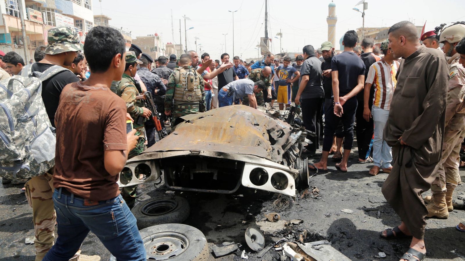 Foto: Iraquíes en la escena de un atentado contra un barrio de mayoría chhií, en Bagdad (Reuters).