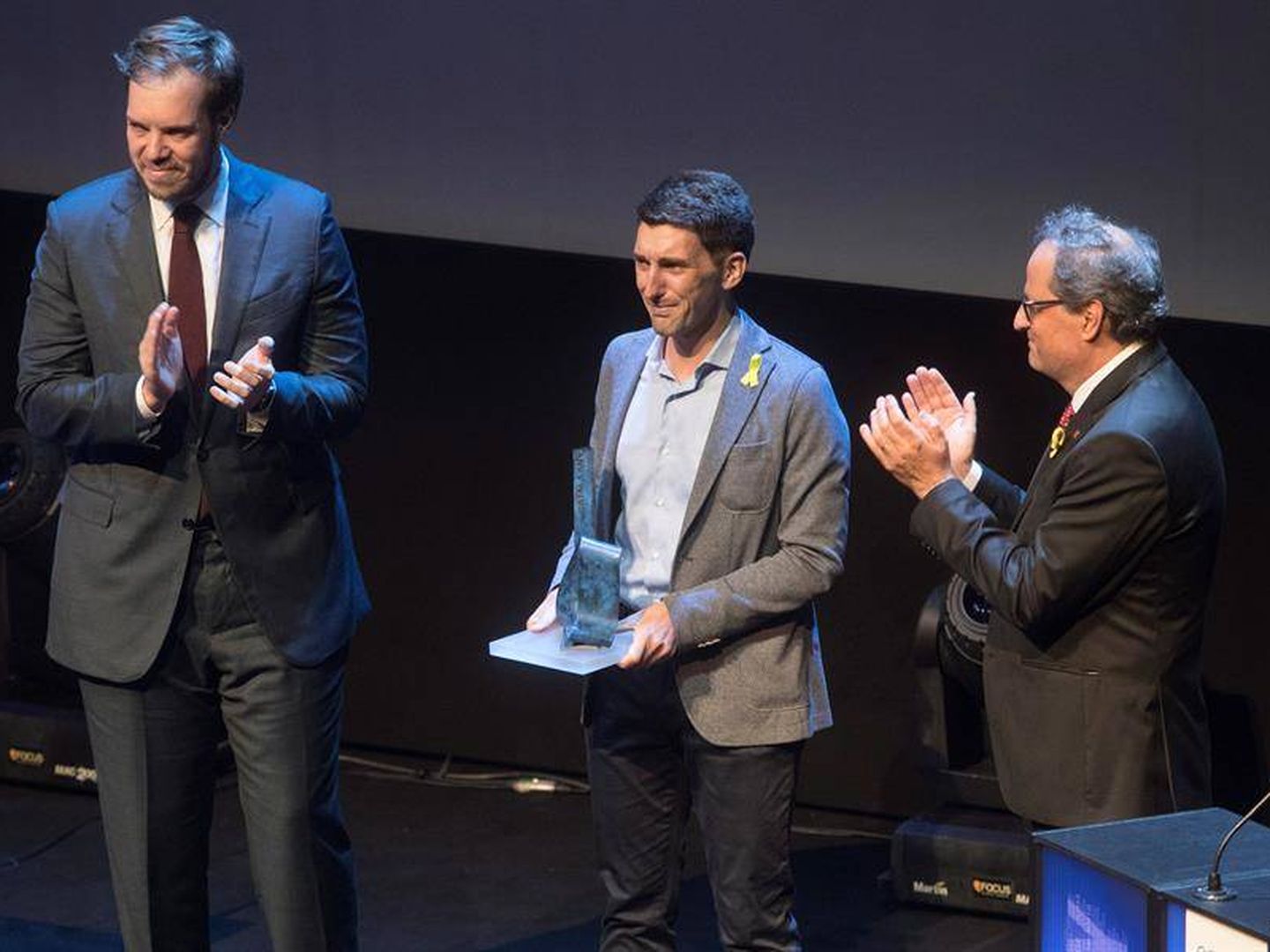 Oriol Mitjà recibe el galardón de 'Catalán del año' en 2016. (EFE)