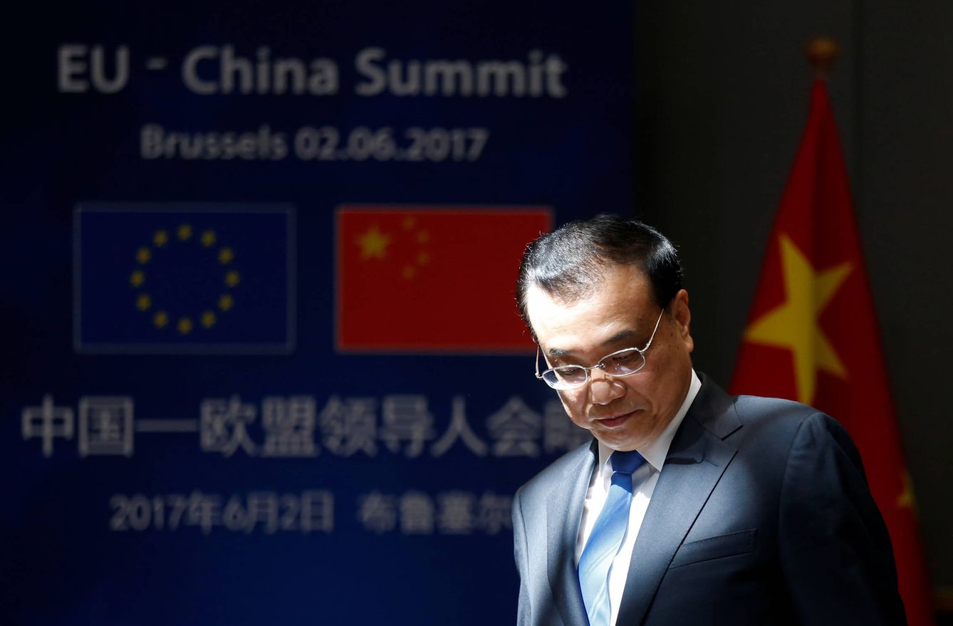 El 'premier' chino Li Keqiang a su llegada a una cumbre China-UE en Bruselas, en junio de 2017. (Reuters)