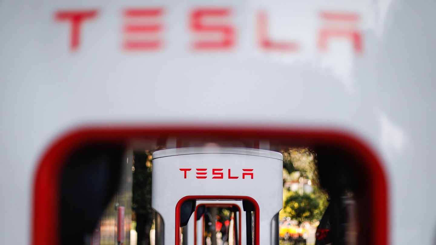 Una estación de carga de vehículos eléctricos Tesla en Pakín. (EFE)