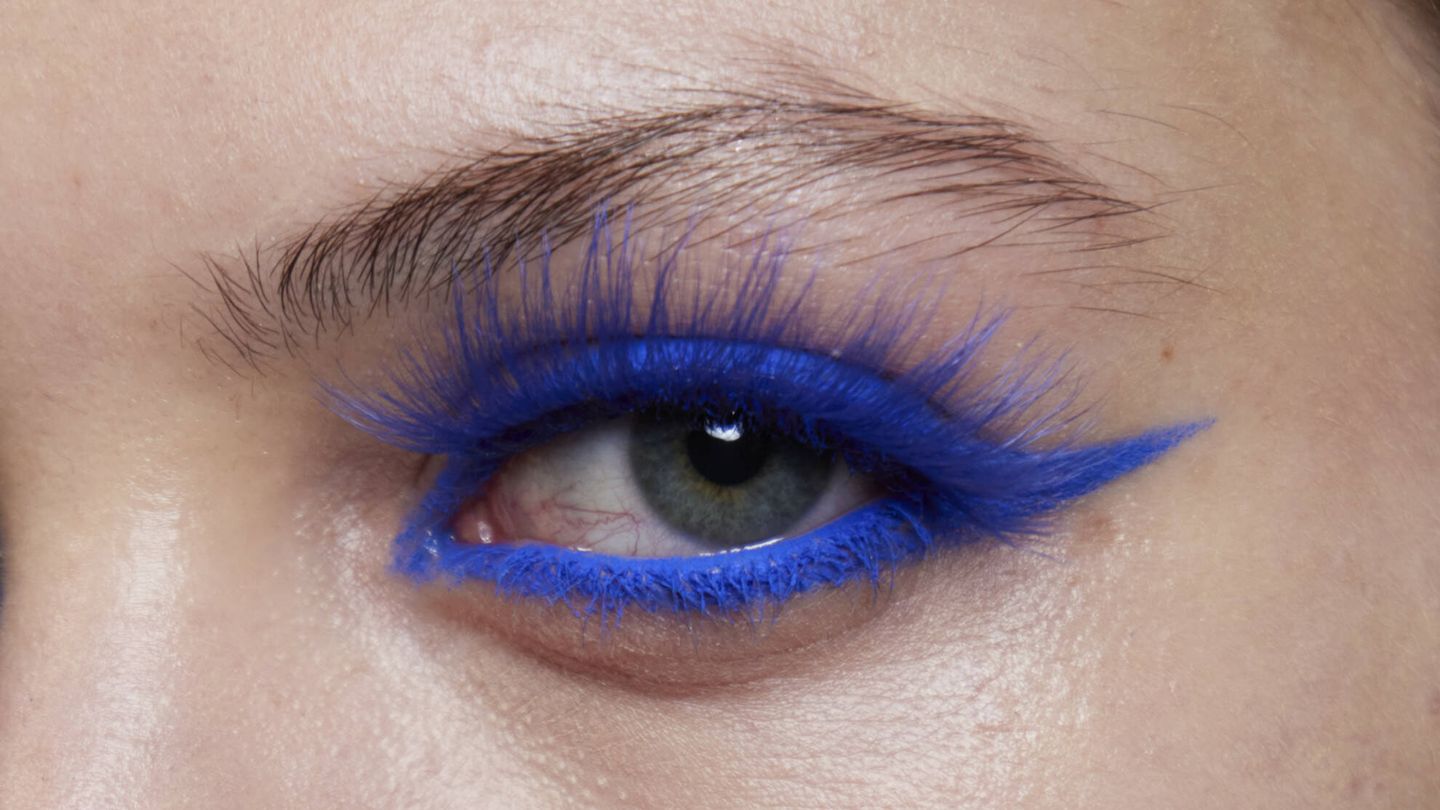 Maquillaje 'total blue' con eyeliner, lápiz de ojos, máscara y pestañas postizas en azul, de Thierry Mugler. (Launchmetrics Spotlight)