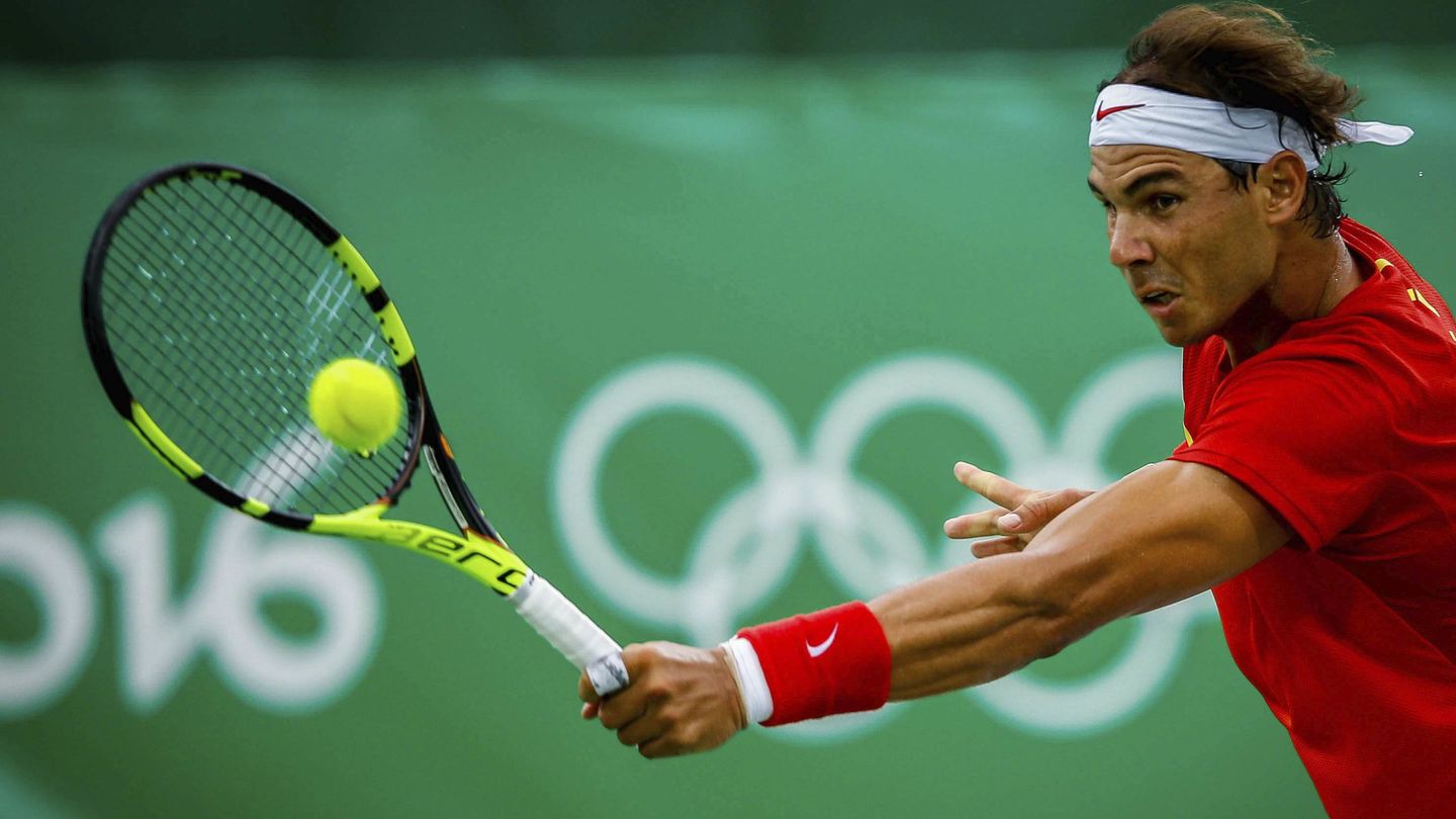 Rafael Nadal golpeando de revés. (Fernando Bizerra Jr./EFE)