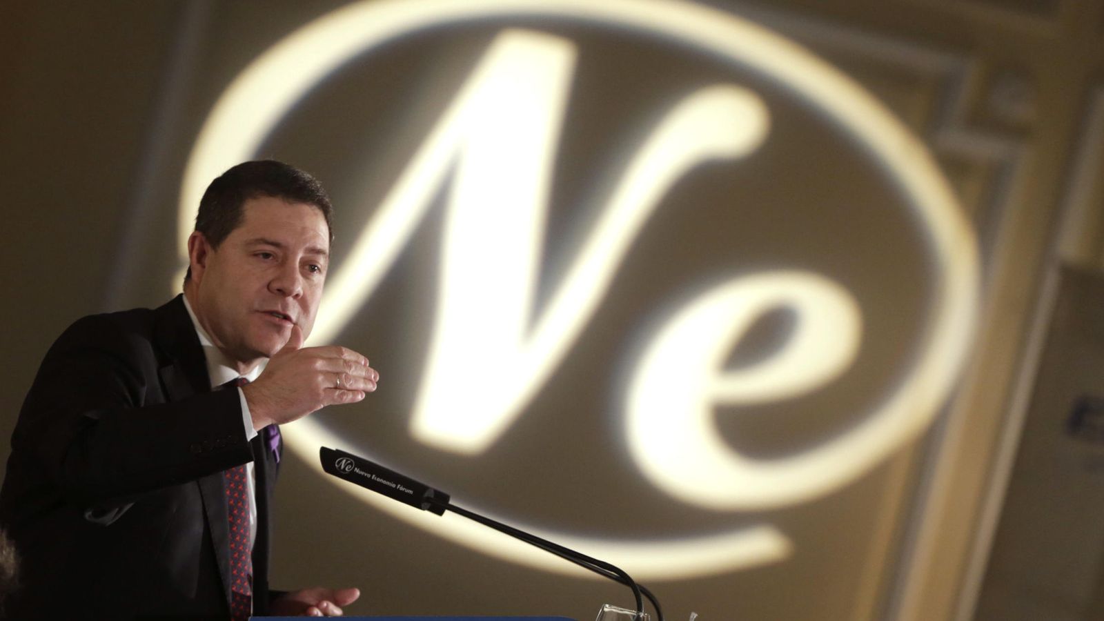 Foto: El presidente manchego, Emiliano García-Page, durante su intervención en el desayuno de Nueva Economía Fórum, este 25 de noviembre en el hotel Ritz de Madrid. (EFE)