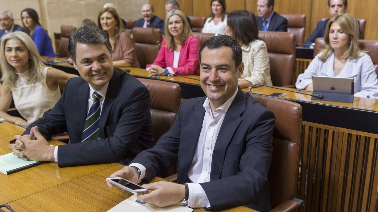 Foto: El líder del PP andaluz, Juanma Moreno (c), y el portavoz Carlos Rojas (i), junto a los diputados de su grupo, durante la tercera votación para la investidura de Susana Díaz. (Efe)