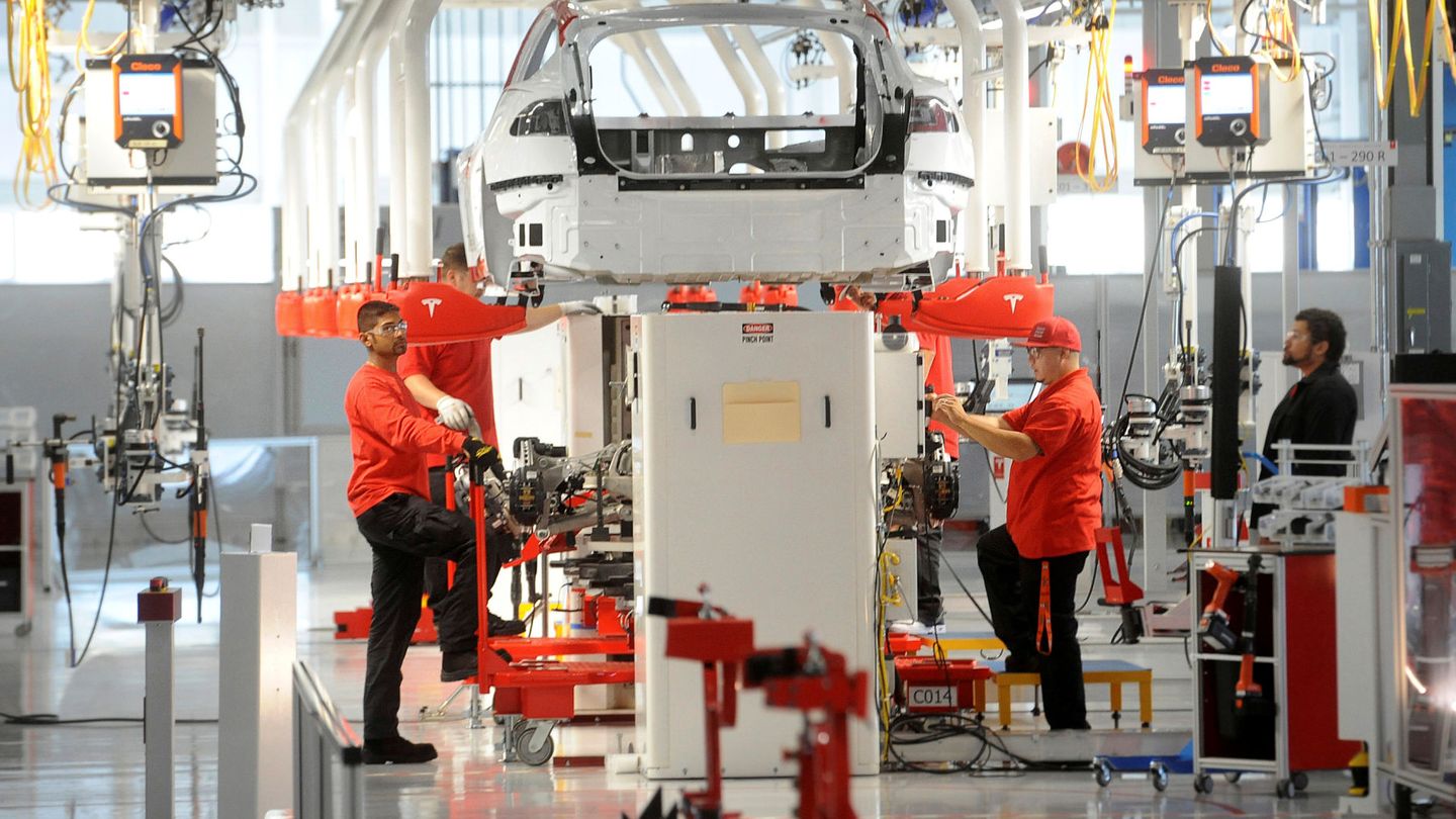 Trabajadores en una fábrica de Tesla en Nevada. (Reuters)