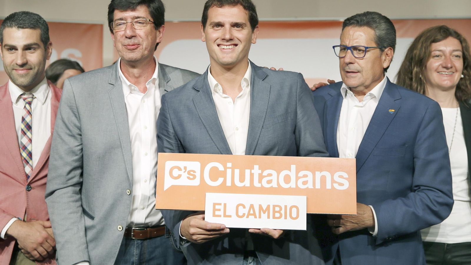 Foto: El diputado de Ciudadanos en el Parlamento de Andalucía, Juan Marín, junto al presidente de su partido, Albert Rivera. (EFE)