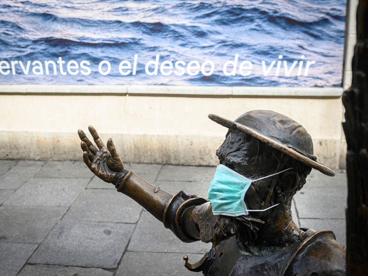 Foto: Estatua de Don Quijote con una mascarilla frente a la casa natal de Cervantes. (EFE)